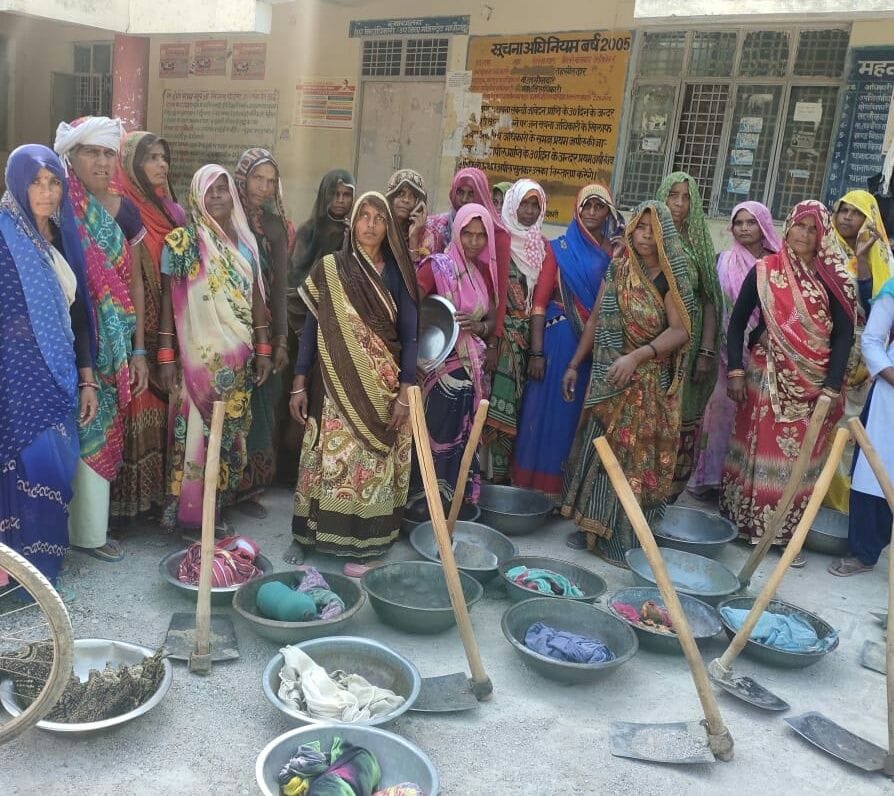 tasala aur phaavada ke baare mein majadooron ne pradarshan kiya hai