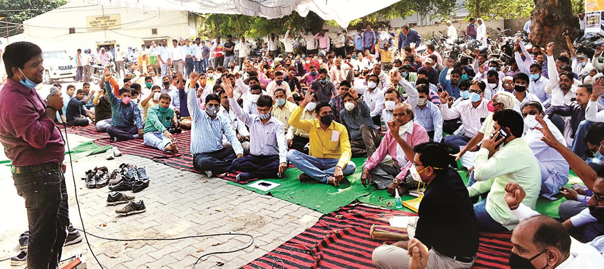 Electricity department employees ready to go to jail against privatization