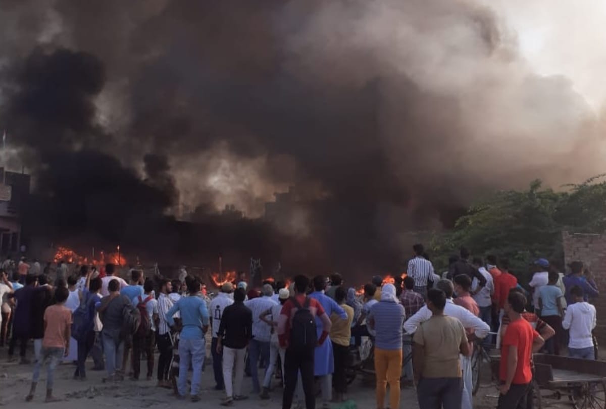 Ghaziabad loni chaman vihar colony many shanties catches fire fire tenders at spot all updates