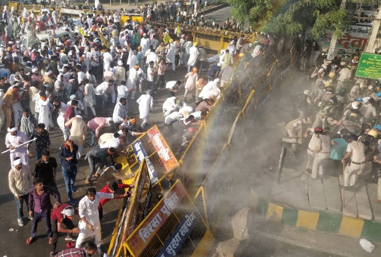 Farmers protest over farm laws in Sirsa, Police use Water cannon