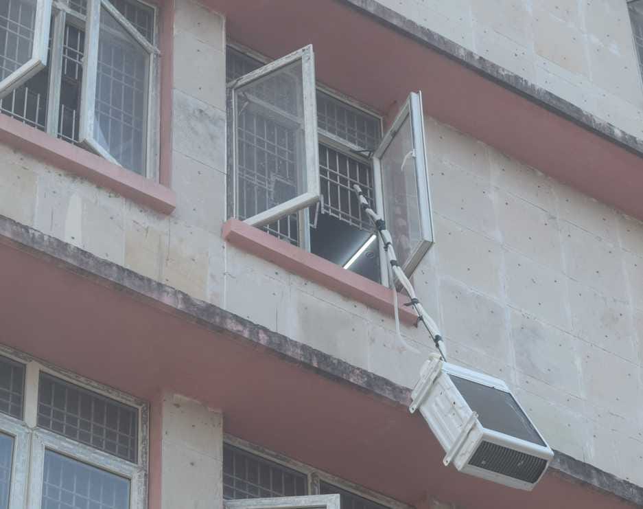 Old man dies by jumping from third floor of Kovid Hospital