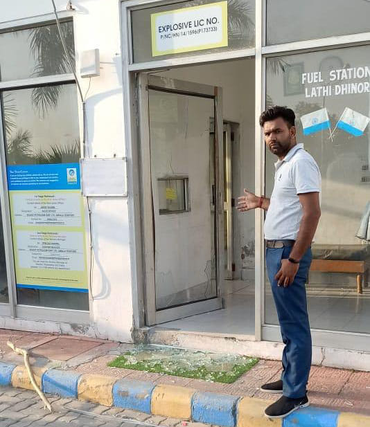 Four masked youths looted cash at petrol pump after beating up salesmen