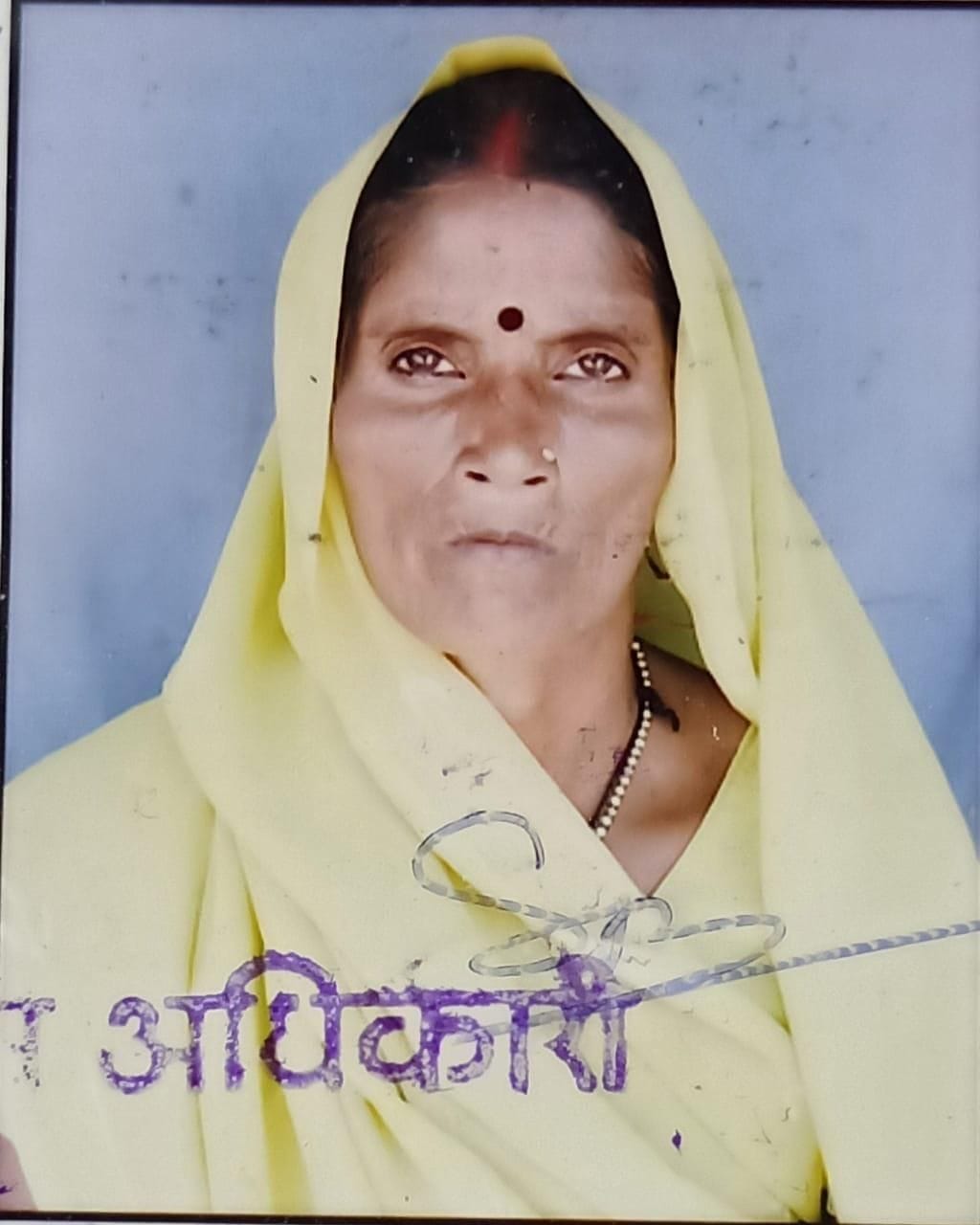 mahila ne phasal kharaab hone par phaansee lagaee