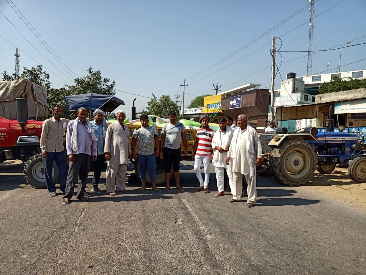 Farmers jammed in Berry Grain Market due to not cutting near the gate of Bajre
