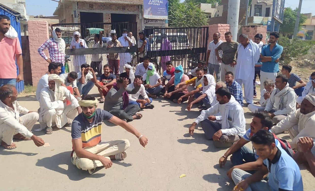 Farmers lock the gate of Mandi due to inadvertent purchase of paddy