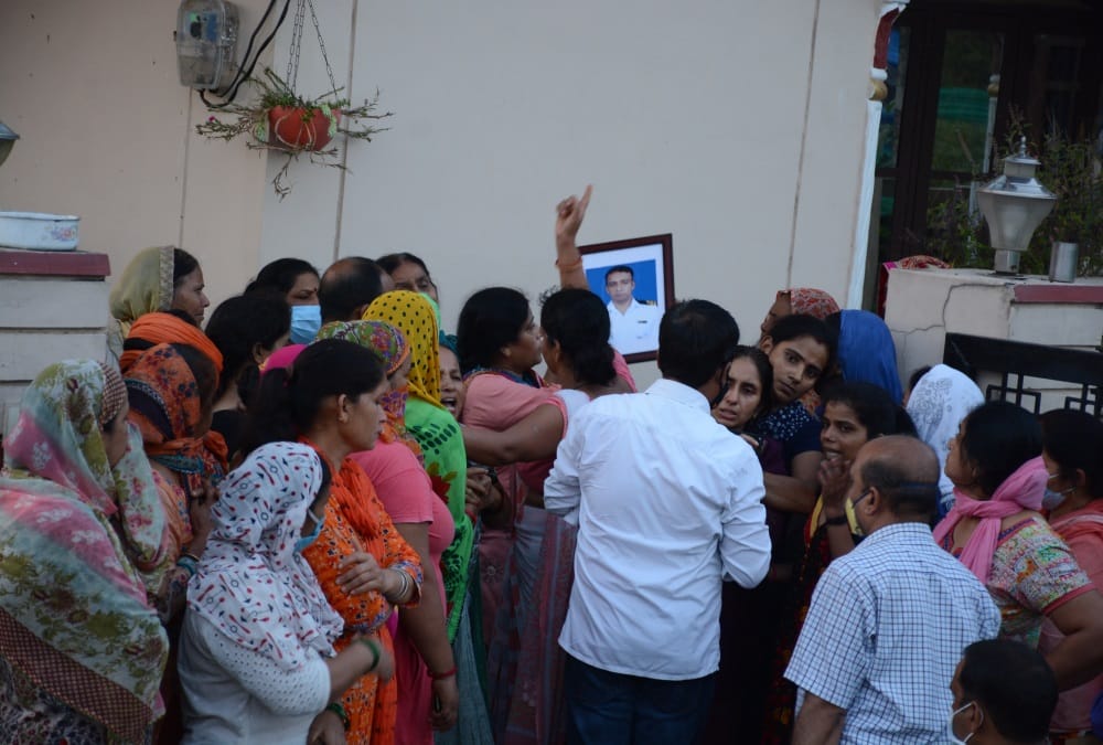 Glider Crash in kochi: Lieutenant Rajiv Funeral in Dehradun, Family Emotional Photos