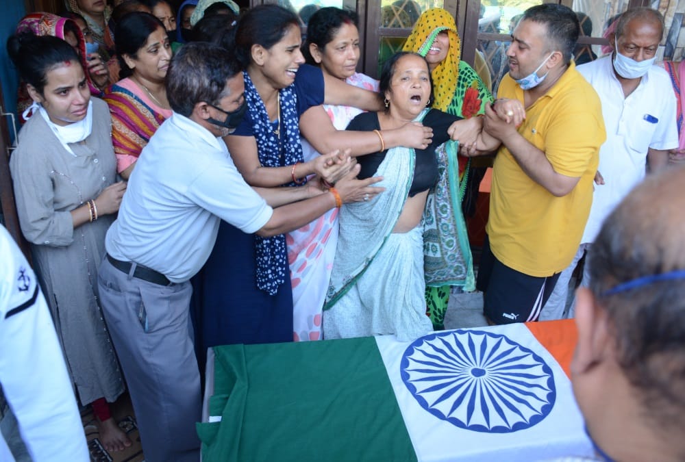 Glider Crash in kochi: Lieutenant Rajiv Funeral in Dehradun, Family Emotional Photos
