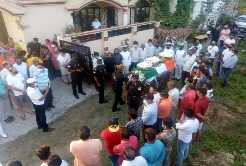 Glider Crash in kochi: Lieutenant Rajiv Funeral in Dehradun, Family Emotional Photos