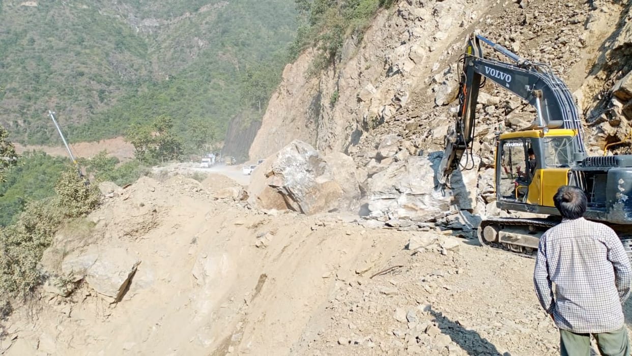 Traffic stopped for two hours due to debris in Delhi band