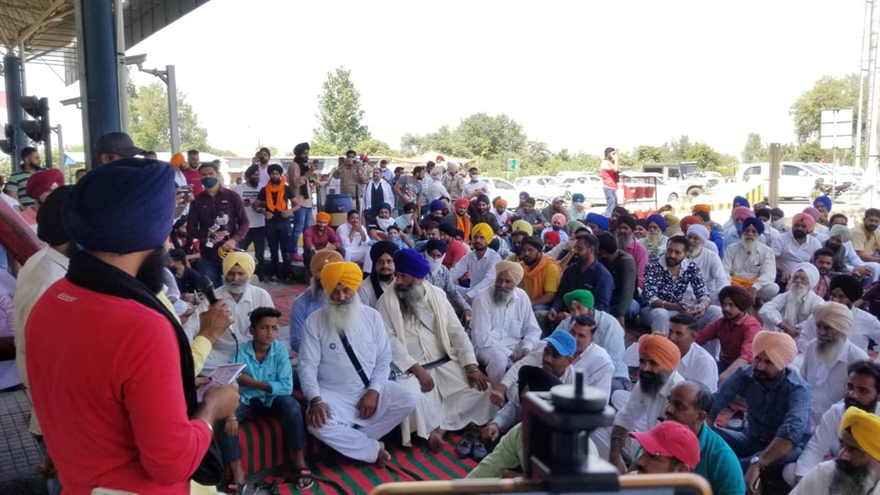 The toll plaza lost 28 lakhs due to farmer protest in Pathankot