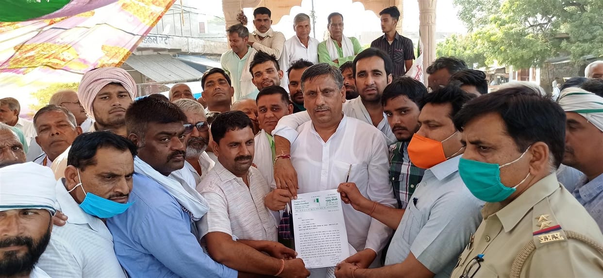 Hathras: RLD activists and officials, who were angry with lathi charge on Jayant, staged sit-in demonstration