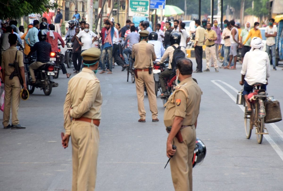 In Prayagraj, the anger of the townsfolk erupted, road jams surrounded the sub-center at many places