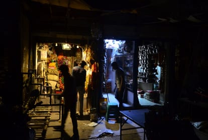 Electricity workers on strike, Situation like blackout in Prayagraj