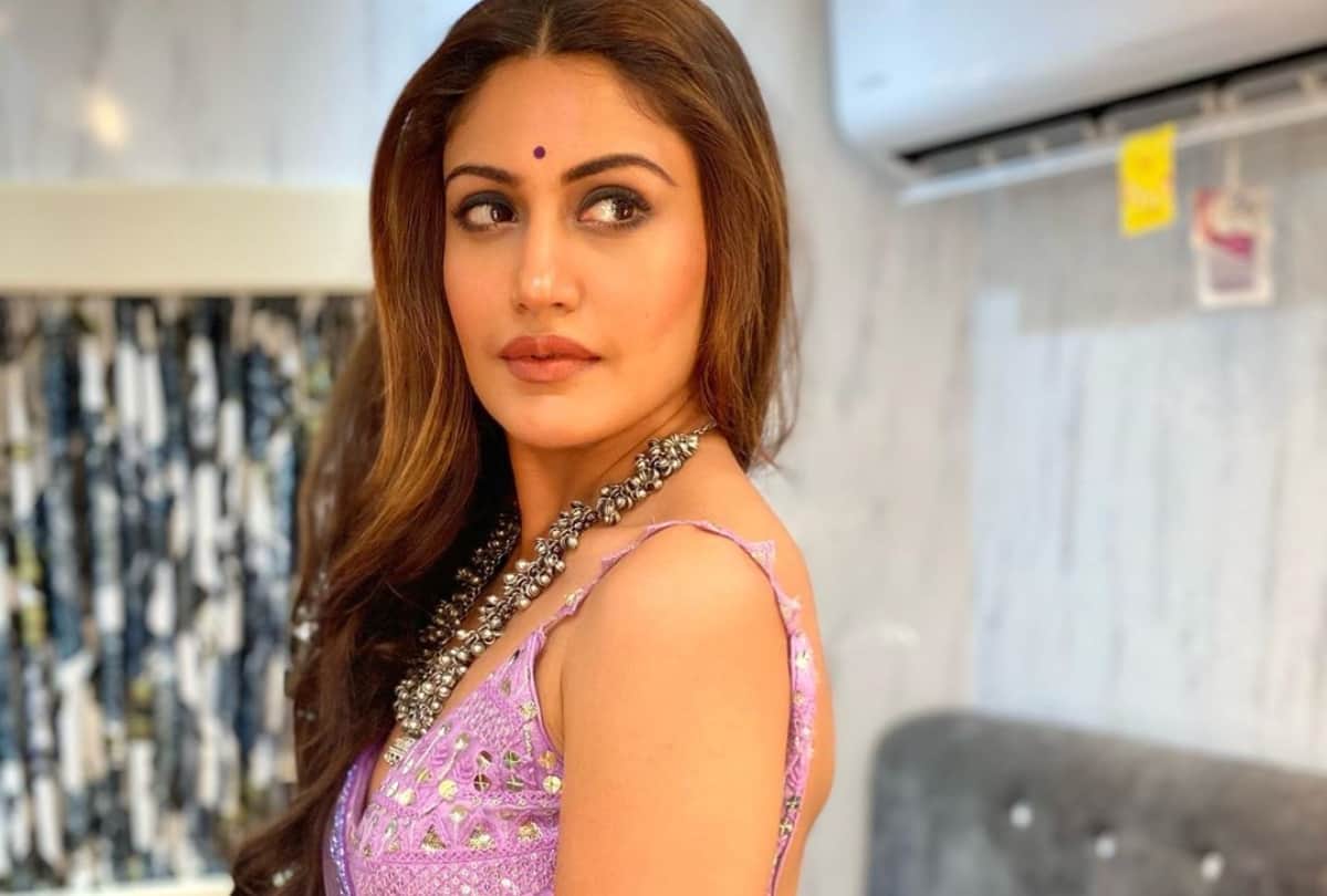surbhi chandna become sassy naagin look in lavender saree
