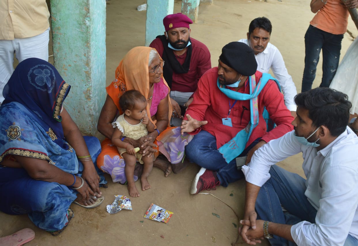 Hathras: Politicians meeting with the relatives of the daughter as well as the accused