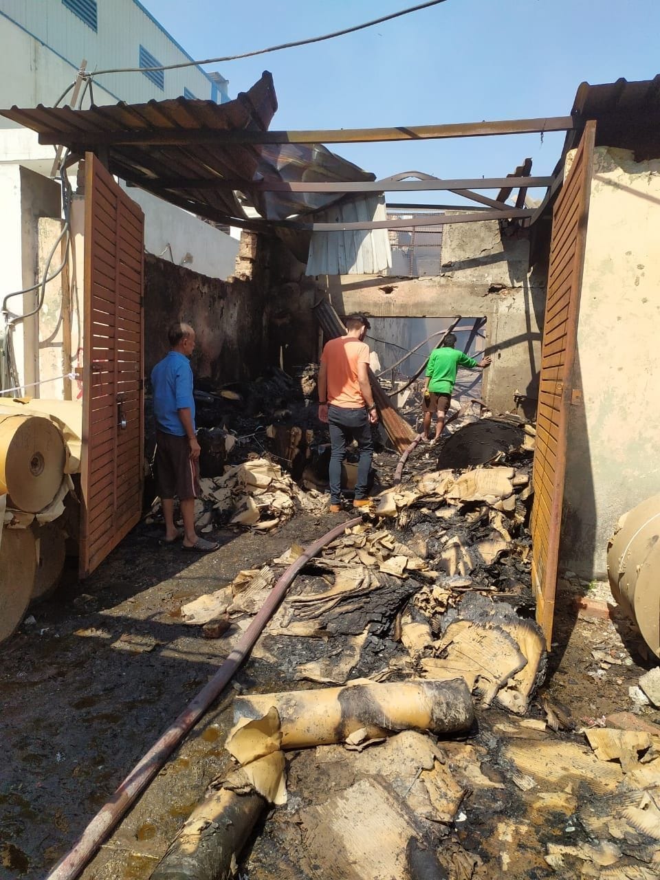 Short-circuit fire at the cardboard factory in MIE, 7 vehicles caught fire