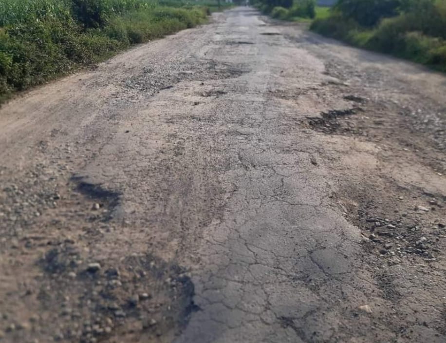 Here the road is visible only in the pits.