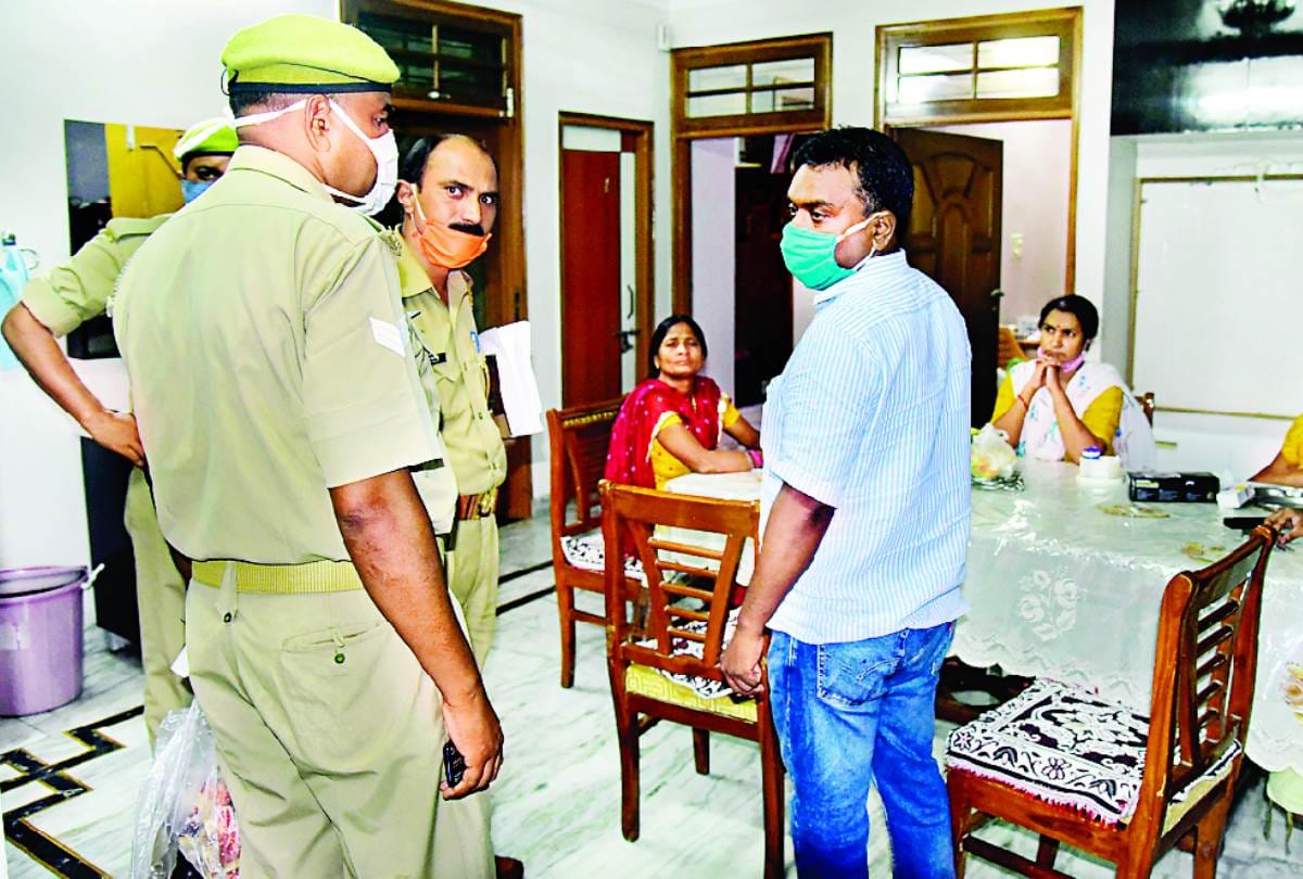 loot in home of food inspector in lucknow