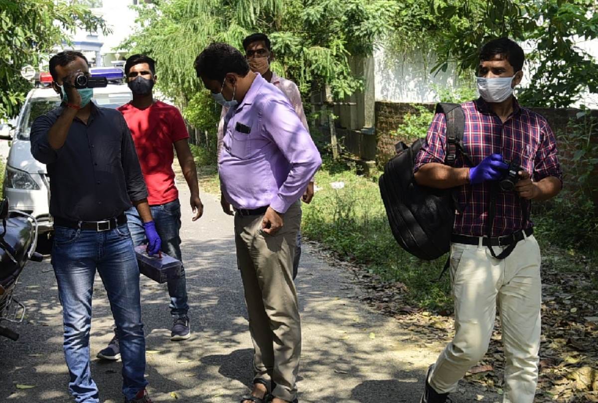 loot in home of food inspector in lucknow