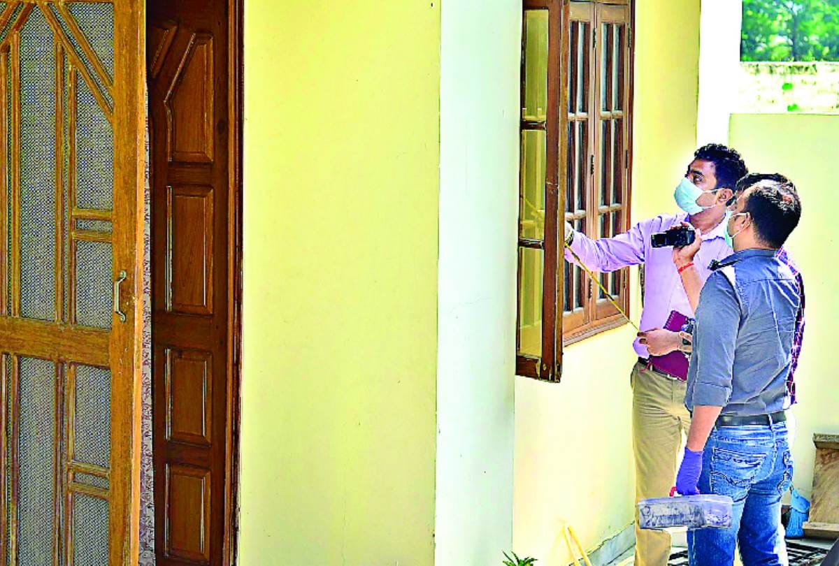 loot in home of food inspector in lucknow