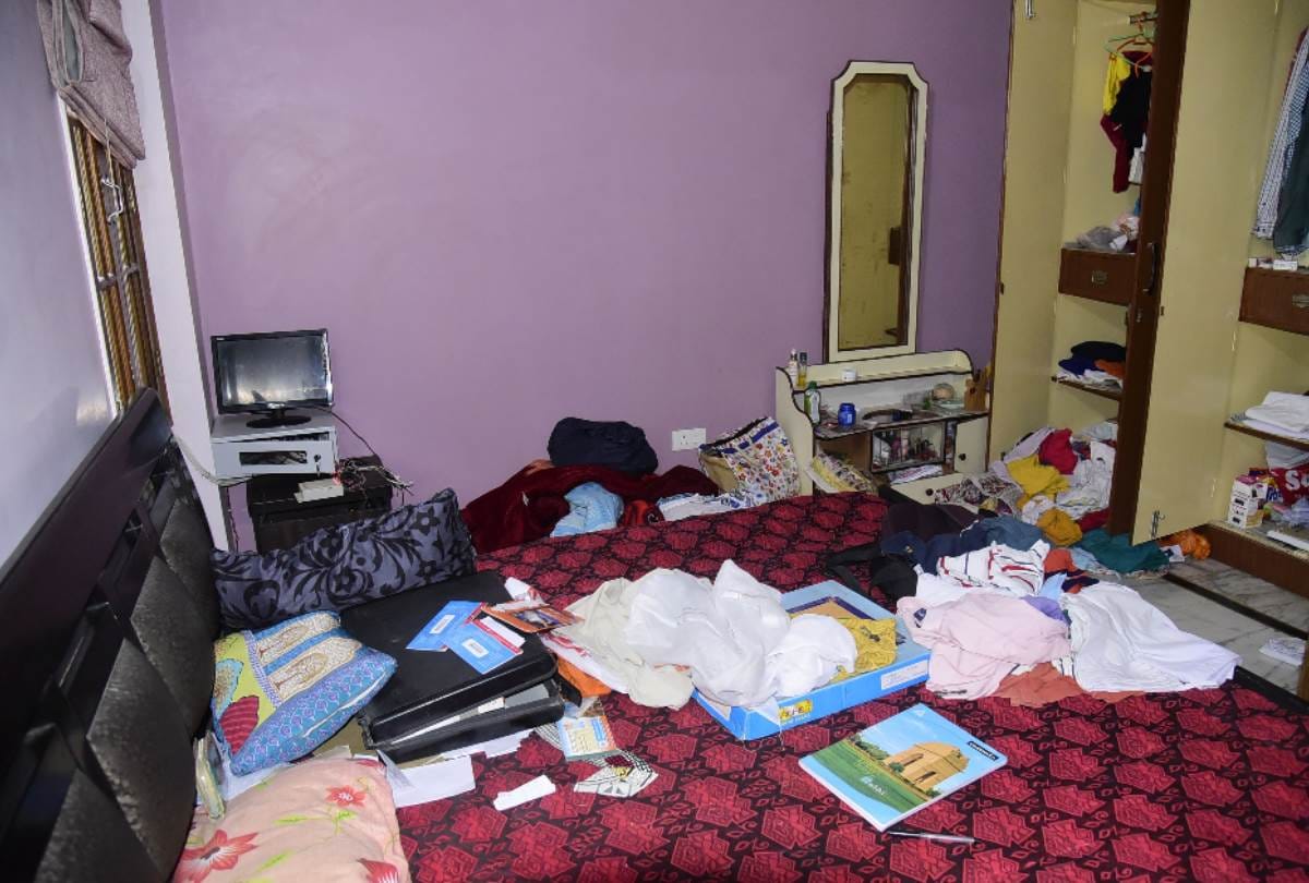 loot in home of food inspector in lucknow