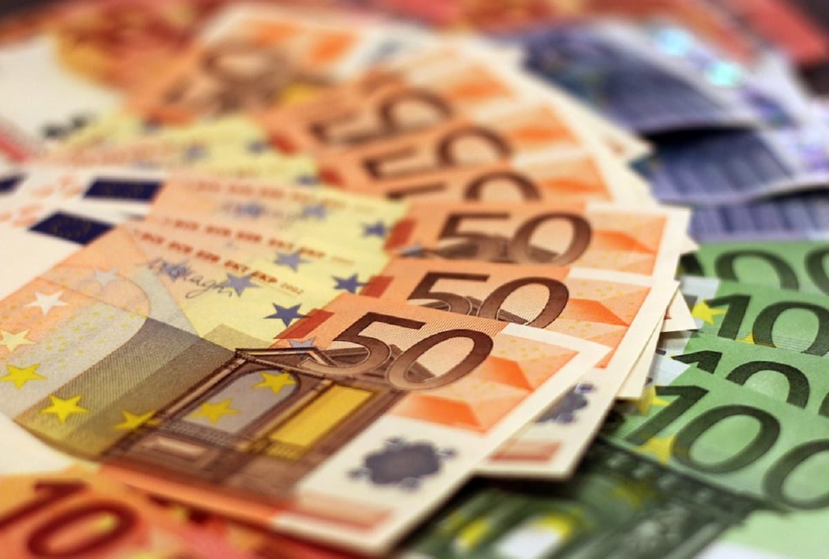 Beggars get huge money With Scratchcard which was Gifted by stranger
