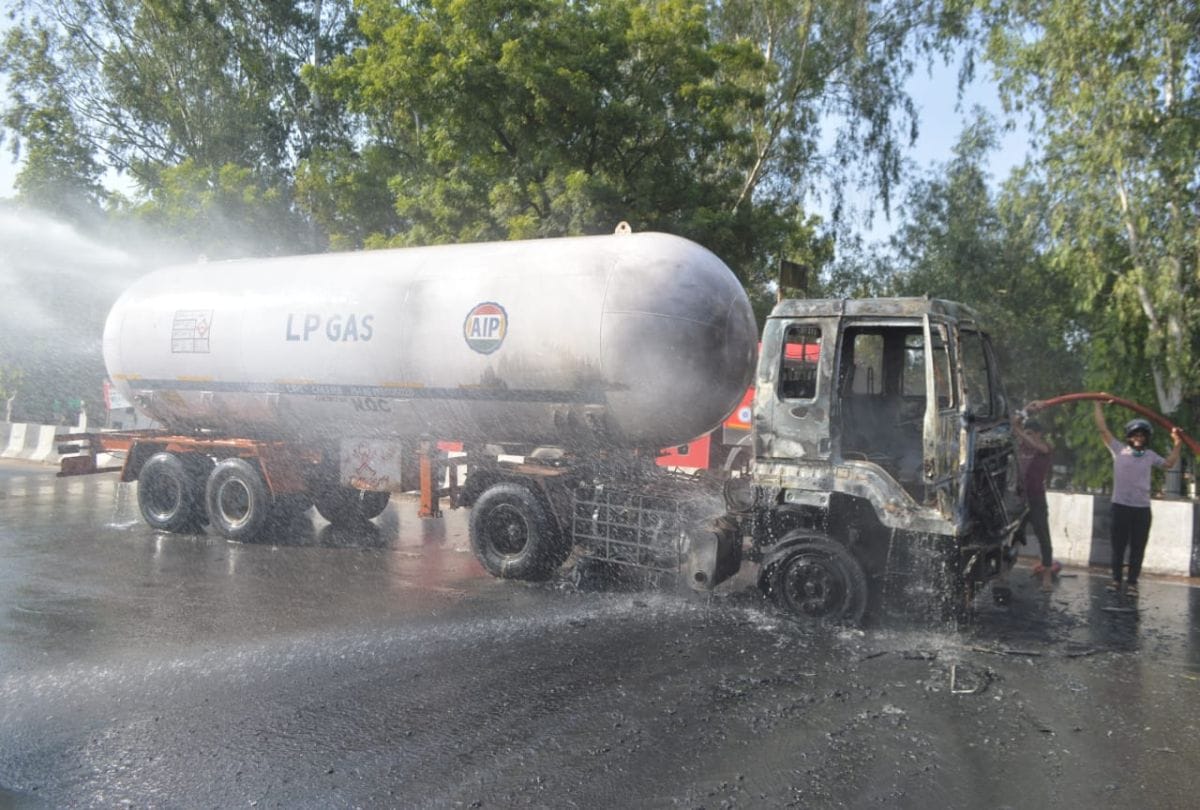 Massive Fire In Gas Tanker On Agra Delhi National Highway