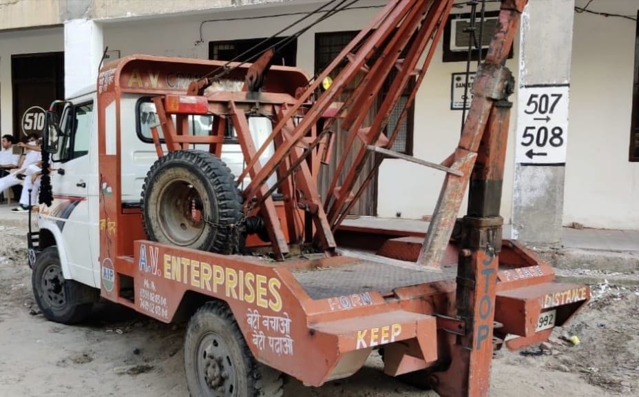 Uproar over lifting of lawyer's car from outside the court premises, crane seized