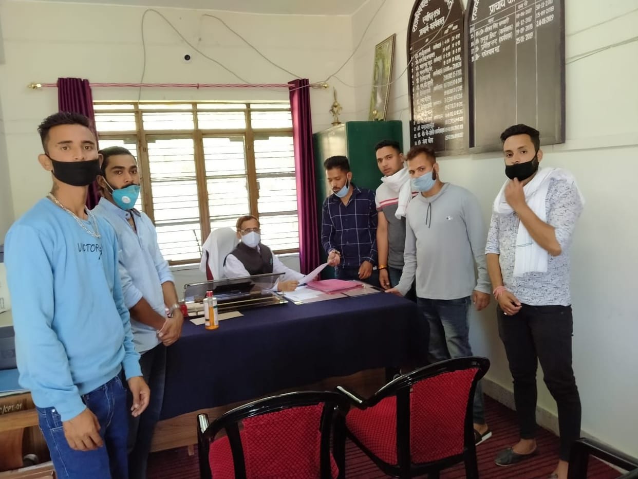 Students raised demand to continue offline admission process