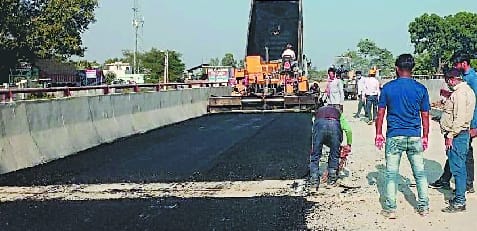 Work on laying coal tar starts on new bridge of Ramganga