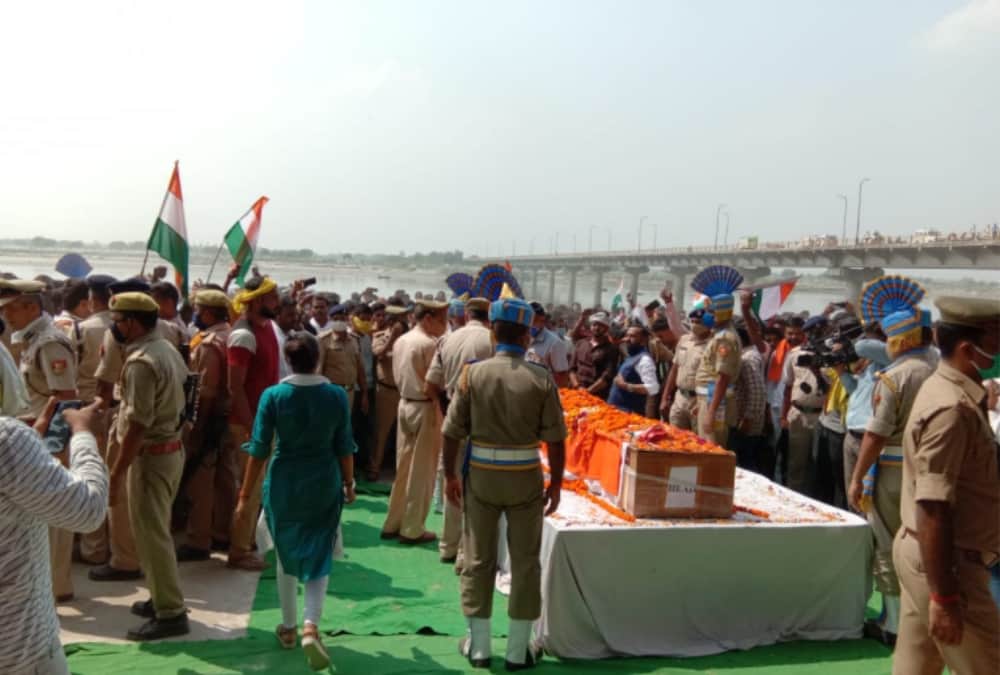 CRPF jawan's dead body cremated in Raebareli.