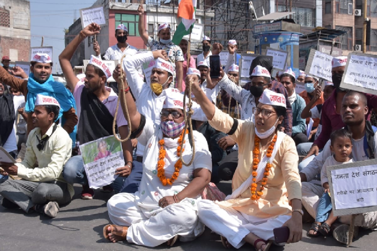Saharanpur: Protests against Hathras scandal, protests by taking hanging hoops in hands