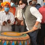 नगाड़ा बजाते सांसद रवि किशन।
