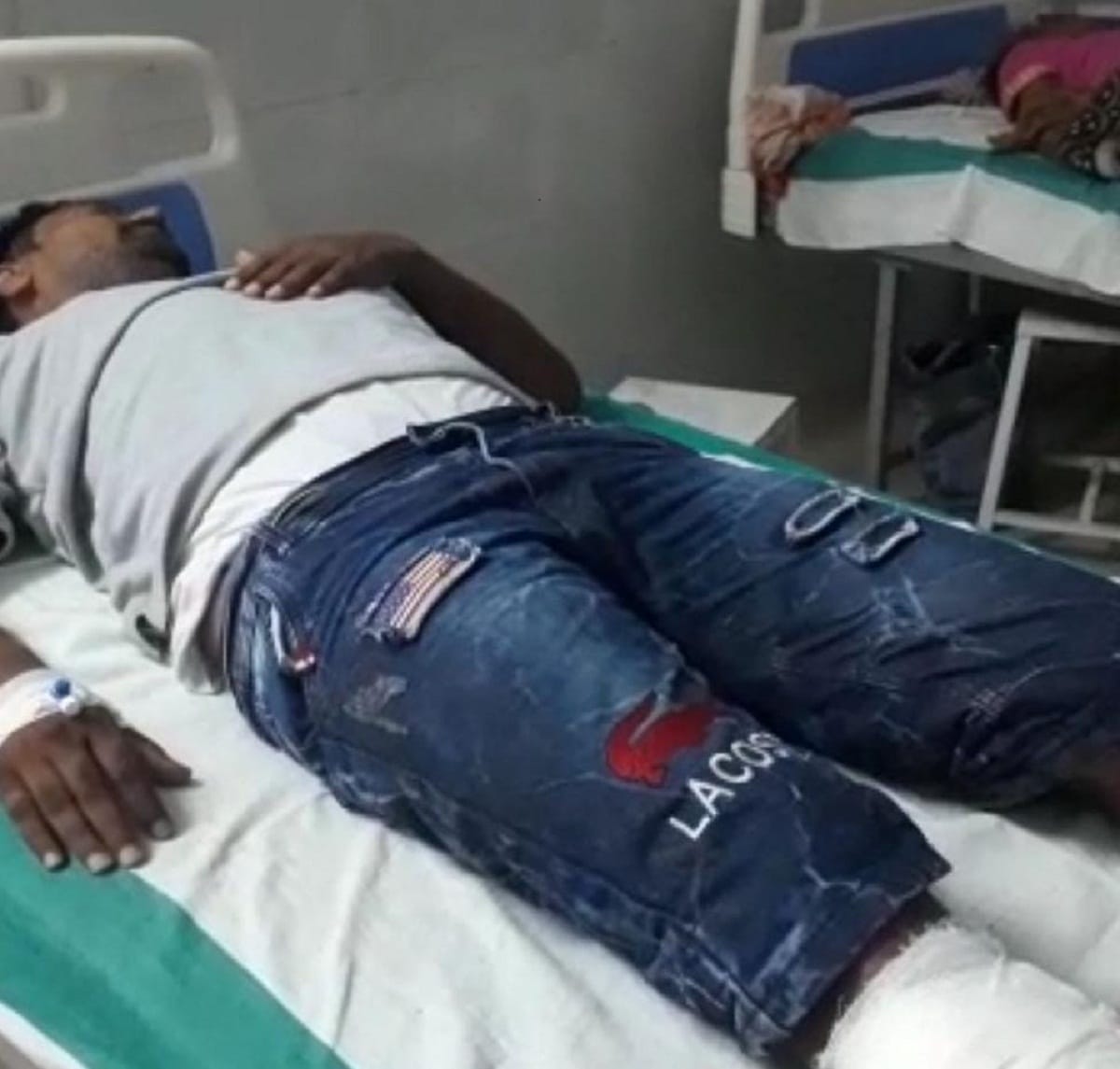 Police arrested mafia punk in encounter gun shot injured in chandauli up