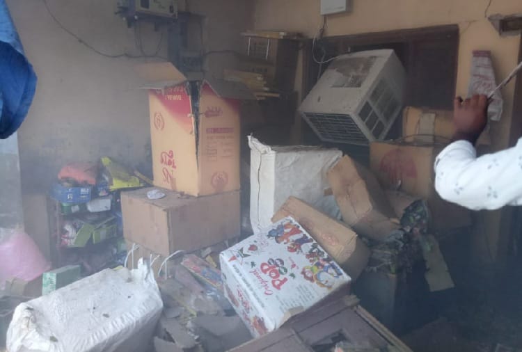 Fire breaks out in crackers, Two women and two children scorched
