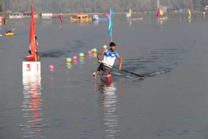 श्रीनगर की मशहूर डल झील में बुधवार को तीन दिवसीय जश्न-ए-डल समारोह की शुरुआत हुई। इस दौरान विभिन्?