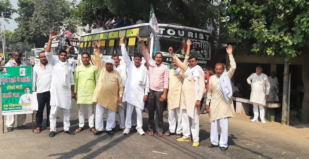RLD workers left for Muzaffarnagar shouting slogans