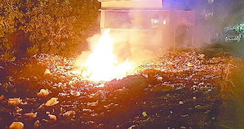 Garbage in the city and stubble burning in the village are poisoning in the air