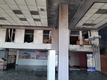 Fierce fire in Mahindra showroom in Mirzapur Loss of more than 50 lakhs