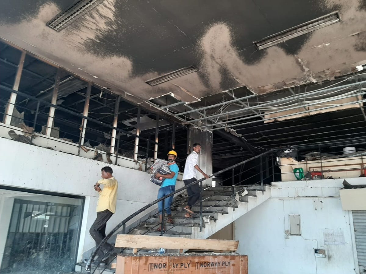 Fierce fire in Mahindra showroom in Mirzapur Loss of more than 50 lakhs