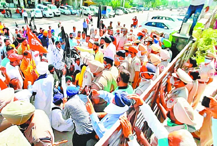 Farmers reached press conference venue of Som Parkash and Ashwani Kumar Sharma in Hoshiarpur