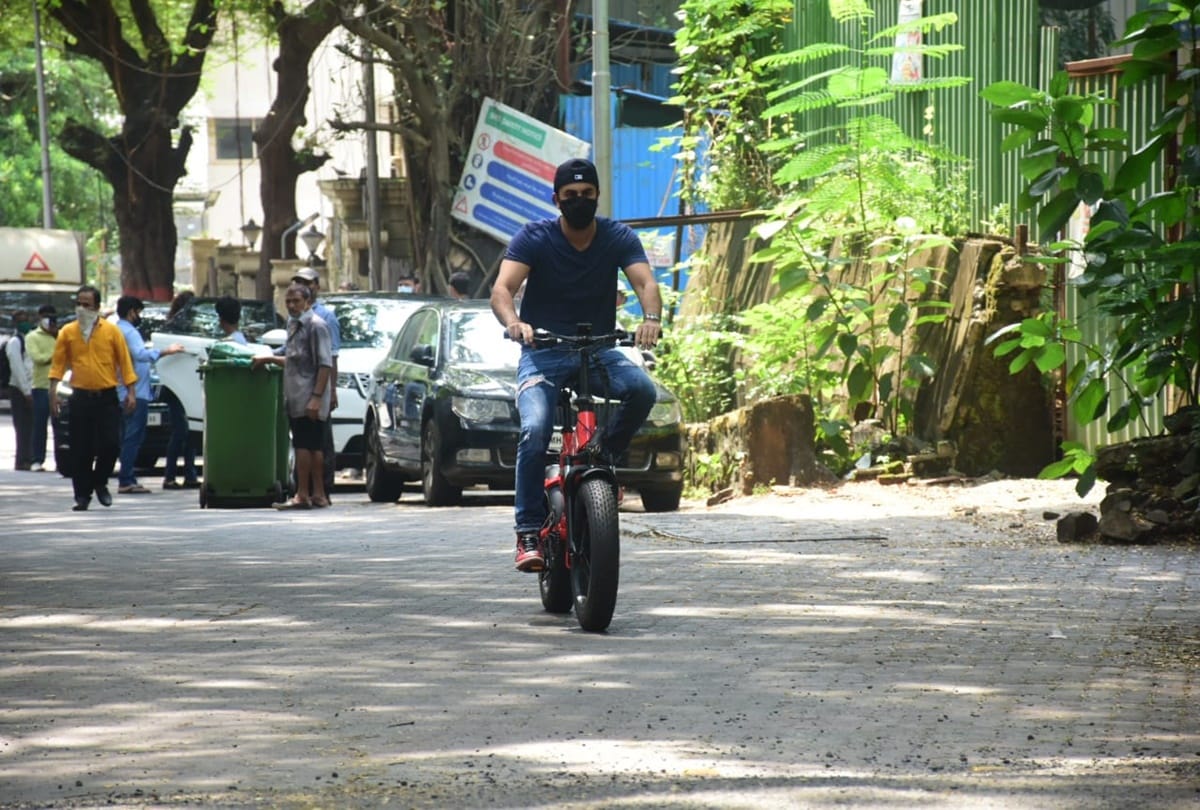 Ranbir Kapoor Snapped In Mumbai as He Goes For a Cycle Ride After Long Time