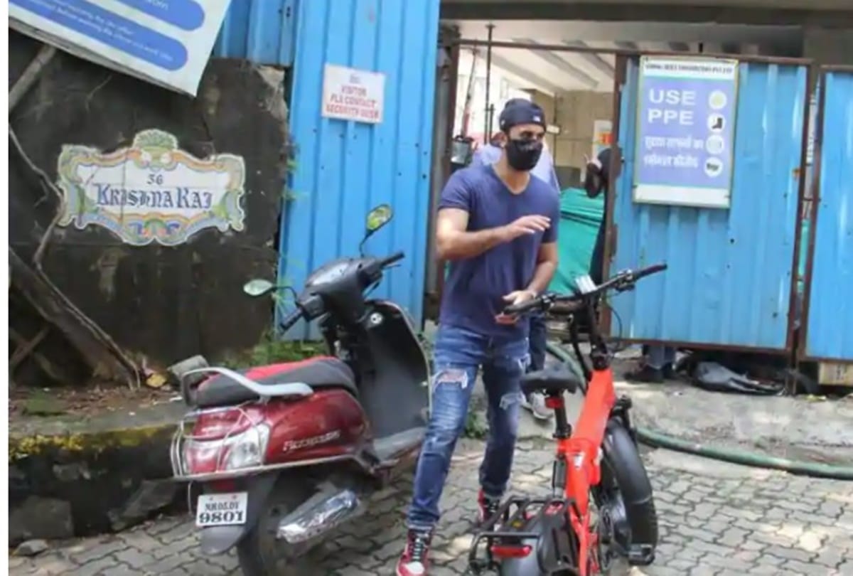 Ranbir Kapoor Snapped In Mumbai as He Goes For a Cycle Ride After Long Time