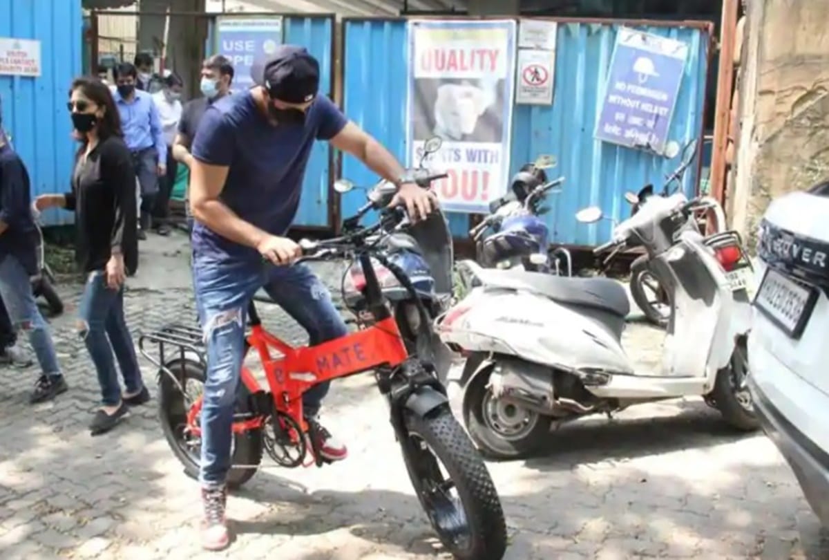 Ranbir Kapoor Snapped In Mumbai as He Goes For a Cycle Ride After Long Time