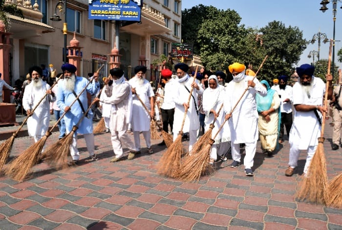 SGPC executive pays religious punishment, sweeps from Gurdwara Shri Saragarhi to Sachkhand