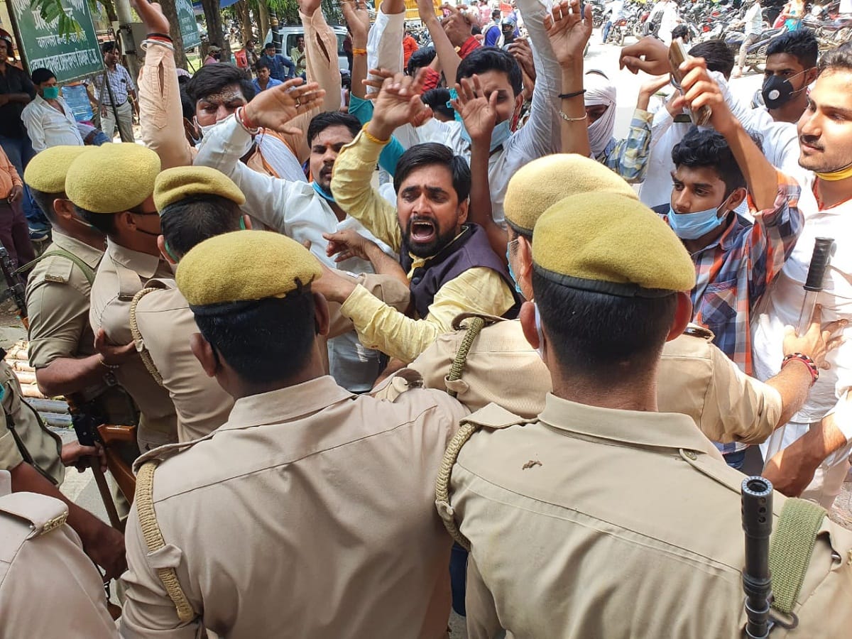 Congress workers protest at collectorate house for bail congress leader in varanasi