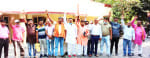 पलिया पीडब्ल्यूडी गेस्ट हाउस में प्रदर्शन करते बार्डर से सटे व्यापारी। संवाद