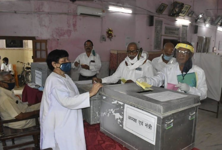 तस्वीरेंगोरखपुर में बार एसोसिएशन का चुनाव संपन्न, जानिए कब आएगा इसका