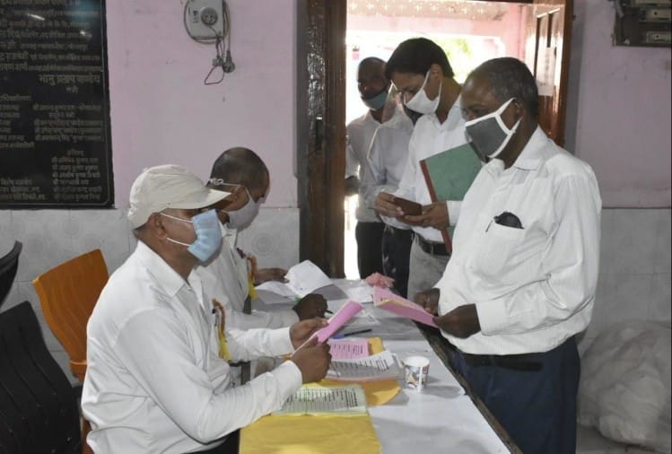 तस्वीरेंगोरखपुर में बार एसोसिएशन का चुनाव संपन्न, जानिए कब आएगा इसका