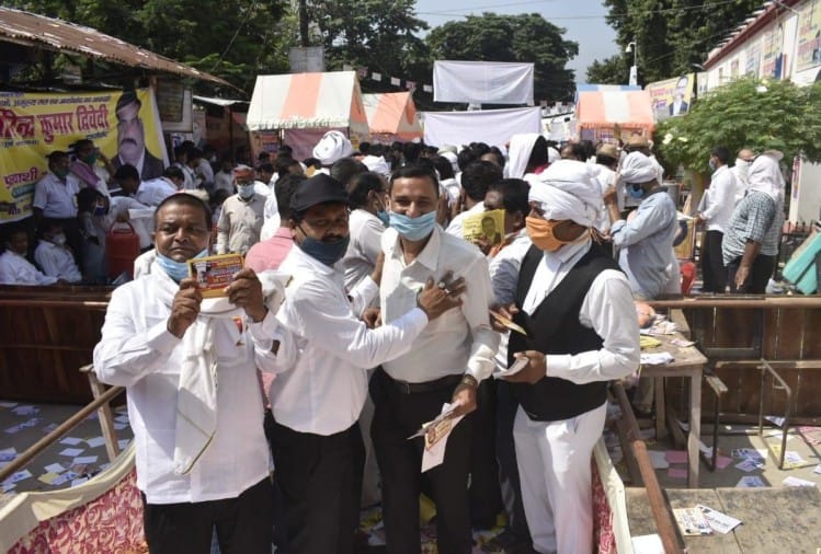 तस्वीरेंगोरखपुर में बार एसोसिएशन का चुनाव संपन्न, जानिए कब आएगा इसका